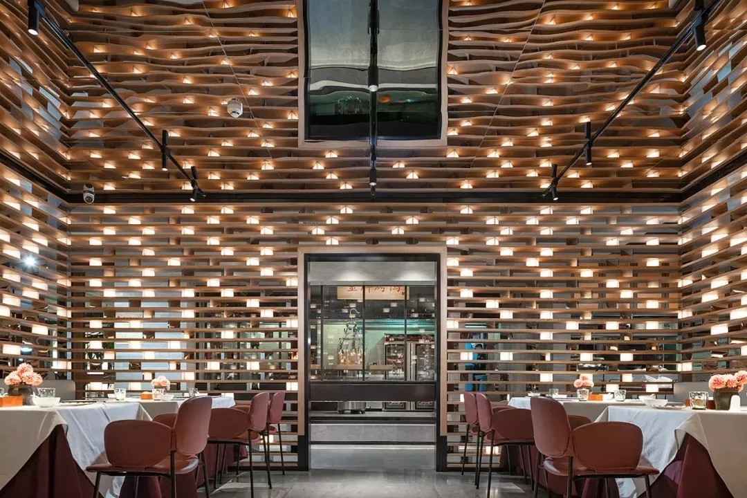 秀峰大鸭梨烤鸭店以全新的餐饮空间设计，冲破品牌桎梏，重塑品牌形象