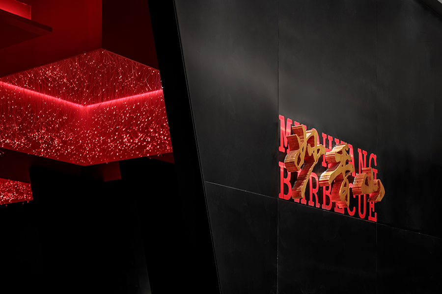 秀峰这家烤肉店的餐饮空间设计，俨然是红与黑的世界
