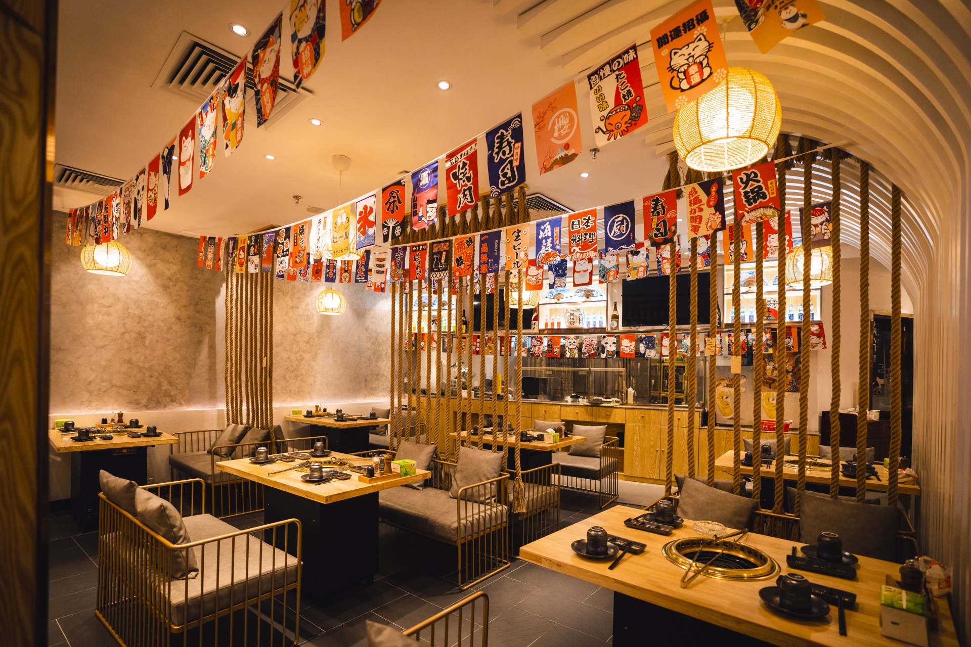 秀峰如何通过深圳餐饮空间设计来确定餐厅的装修风格？