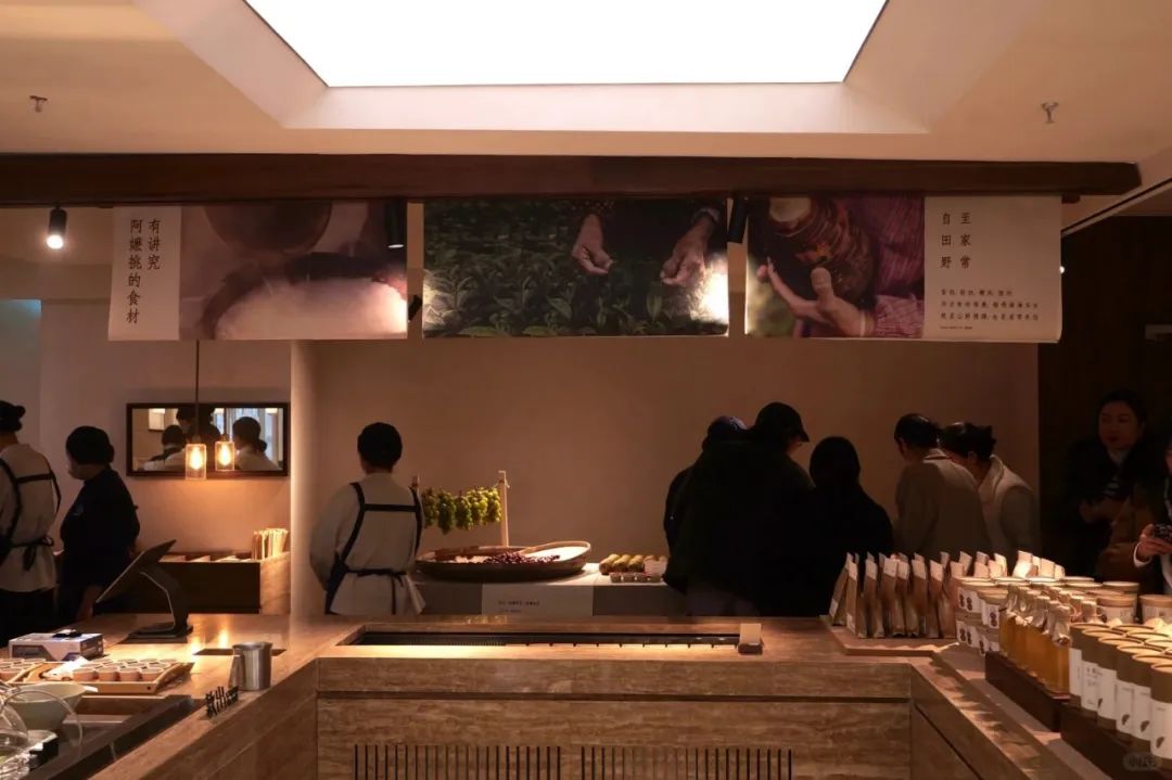 秀峰阿嬷手作全国首家体验集合店，用“家味·市集”打造餐饮空间